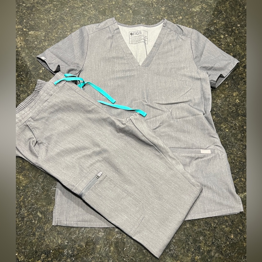 FIGS Scrubs. XS Graphite Casma 3Pocket Top & S Graphite Yola Tall Skinny Pants.